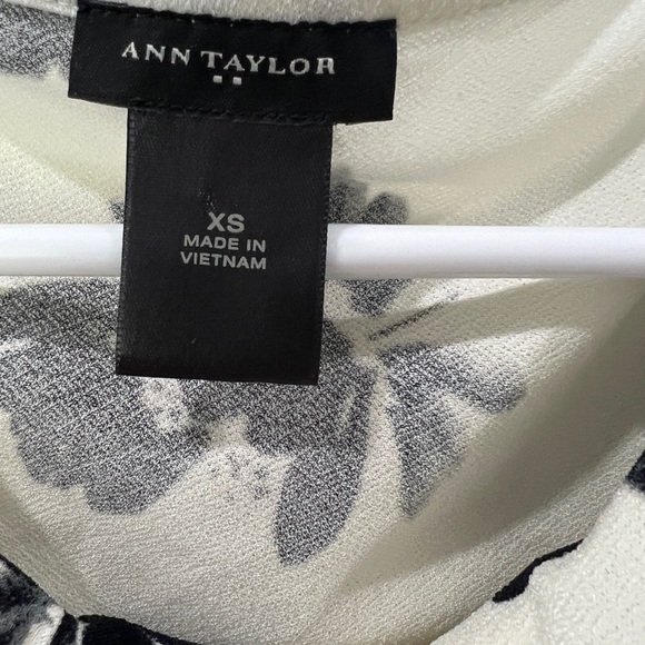 Ann Taylor Black and White Floral Sleeveless Tank - Picture 3 of 3